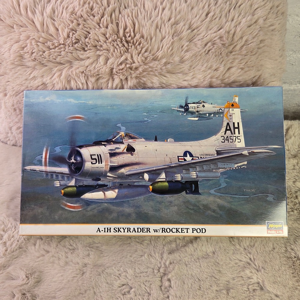 Hasegawa 1/72 A-1H Skyraider w/ Rocket Pod Special Version Model Kit 00073